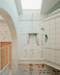 Španělské studio Ateinza Maure Arquitectos zrekonstruovalo starou stavbu ve Španělsku. Kamenný objekt nově slouží jako prázdninový dům