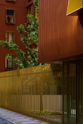 Zlaté šambrány v sobě zase mají integrované stínění. (Rezidence U Milosrdných na Starém Městě od Fránek Architects)