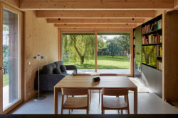 Dům v Říčanech, ateliér Hajný: Obývací pokoj velkého bytu je propojený se zahradou.