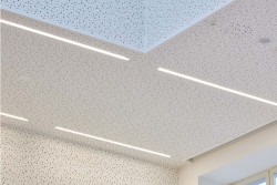 Akustické řešení Rigips v učebnách a školkách (na obrázku posluchárna Právnické fakulty Masarykovy univerzity v Brně)