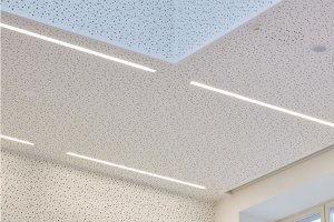 Akustické řešení Rigips v učebnách a školkách (na obrázku posluchárna Právnické fakulty Masarykovy univerzity v Brně)