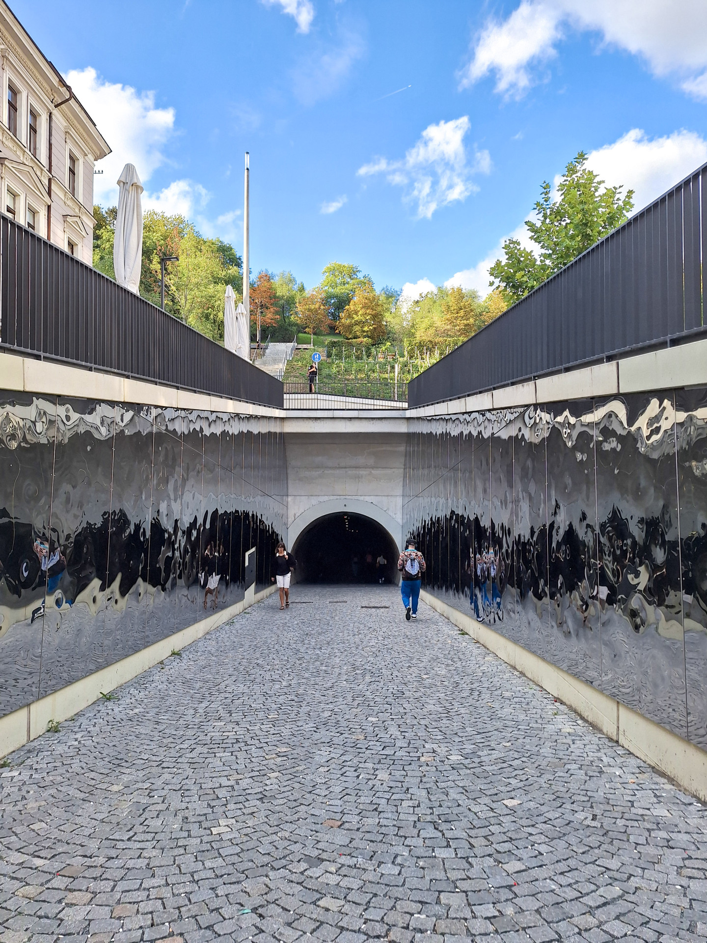 Nová "zrcadla" na Tachovského náměstí v Praze