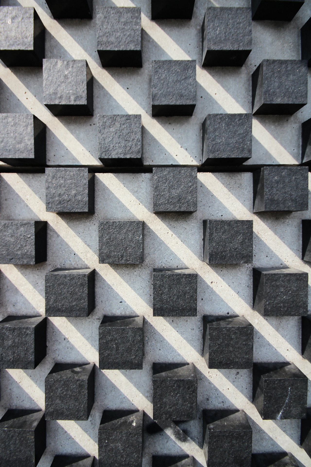 Fasádu válcové budovy pokrývají žulové kostky zasazené do betonové konstrukce. Projevuje se tady také charakteristický znak ticinské školy, práce s elementárními geometrickými tvary.