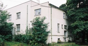 V Hrušovanech u Brna navrhl Adolf Loos mezi lety 1914-1918 vilu podnikatele Viktora Bauera. Foto Karel Šabata, 2003, zdroj: tugendhat.eu