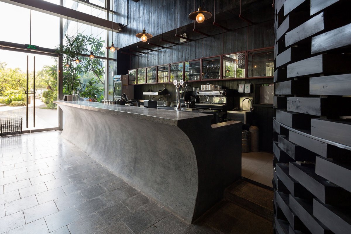 Stejný motiv skládání dřevěných bloků na sebe je použit i u stěny baru.(Restaurace Pizza 4P’s v Hanoji od česko – vietnamského studia ODDO)