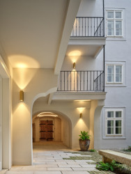 Osvětlení ve společných prostorách je řešeno s velkou péčí o detail. (Rekonstrukce měšťanský dům na Valdštejnském náměstí, Formafatal)