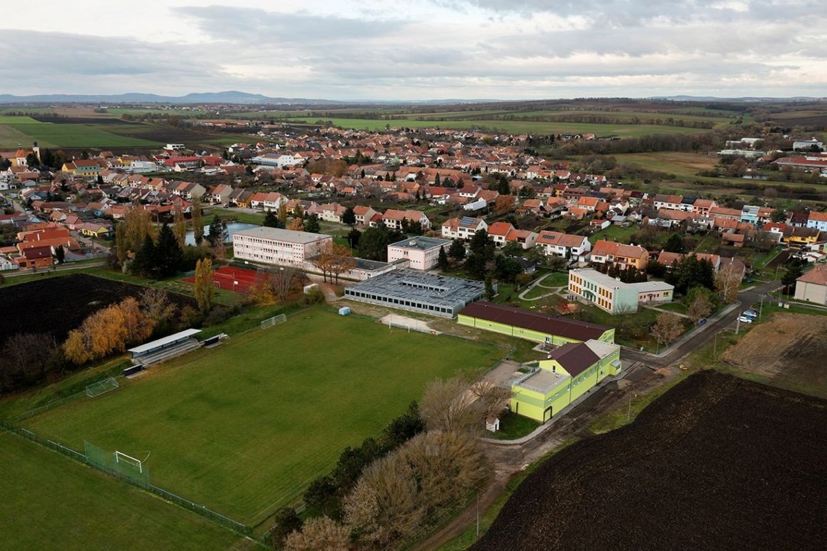Na místě bývalé tělocvičny, kde se plánuje nová sportovní hala.