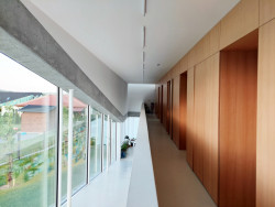 Dům s rampou, Prokš Přikryl: Kolem rampy a pavlače jsou jako do páteře zaklenuty pravidelné moduly pokojů a ložnice