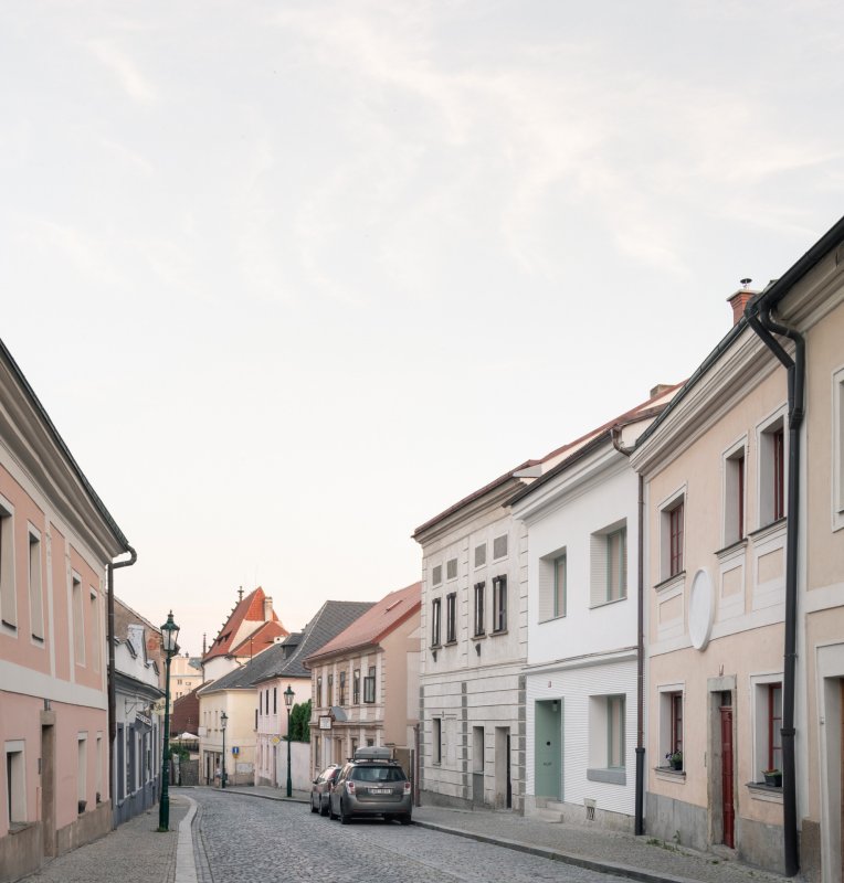 V Kutné Hoře bylo cílem navrhnout solidní dům. Od pohledu pevný a používající tradiční tvarosloví. Do ulice, která vede historickým centrem Kutné Hory, se obrací vstupními dveřmi a třemi okny. (Dům v Kutné Hoře, BYRÓ architekti)