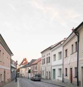 V Kutné Hoře bylo cílem navrhnout solidní dům. Od pohledu pevný a používající tradiční tvarosloví. Do ulice, která vede historickým centrem Kutné Hory, se obrací vstupními dveřmi a třemi okny. (Dům v Kutné Hoře, BYRÓ architekti)