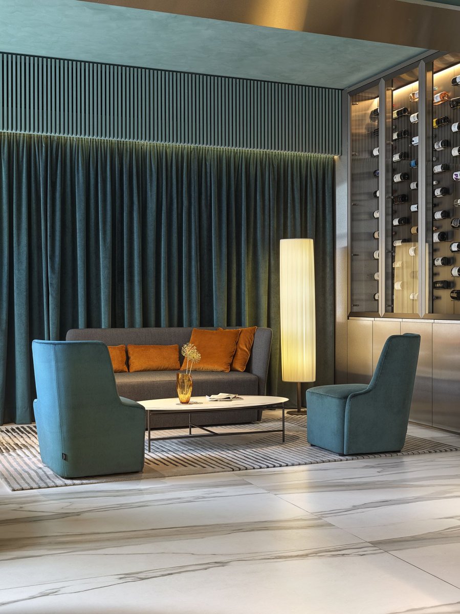 Ateliér R21 Architects a studio Matteo Thun & Partners zrekonstruovali palác na Senovážném náměstí. Nově slouží jako nadstandartní hotel.
