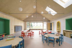 Vzdušný vnitřní prostor třídy (Domov pro seniory s mateřskou školou v Horních Jirčanech, ti architekti)