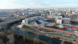 City Campus Ostrava, Zázemí sportu a behaviorálního zdraví, ATELIER SIMONA GROUP: Zázemí sportu a behaviorálního zdraví na první dojem upoutá pozornost technicistním výrazem, venkovním schodištěm a vnitřním běžeckým oválem