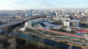 City Campus Ostrava, Zázemí sportu a behaviorálního zdraví, ATELIER SIMONA GROUP: Zázemí sportu a behaviorálního zdraví na první dojem upoutá pozornost technicistním výrazem, venkovním schodištěm a vnitřním běžeckým oválem