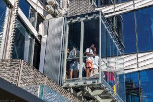 Venkovní výtahy Ascent mají kabiny s prosklenými stěnami i podlahou. (© AGC Glass Europe, Fotograf: Pierre Jeanjean)