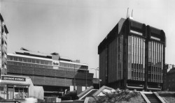 Ivo Loos, Jindřich Malátko, Jan Eisenreich a Václav Aulický, Budova bývalého Plynárenského centrálního dispečinku Transgas a Ministerstva paliv a energetiky - foto