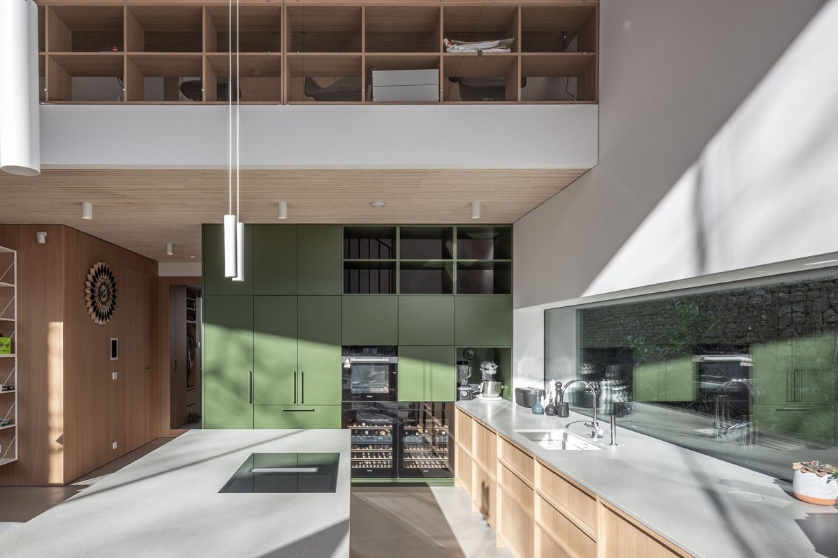 V obývacím pokoji si stísněně rozhodně nepřipadáte, místnost se totiž rozpíná přes dvě patra. (Dům Devín, plusminusarchitects)