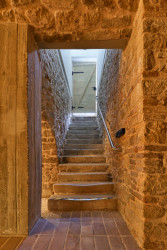 Ručně vyráběná cihlová dlažba Klinker ve sklepě radnice v Brandýse nad Labem