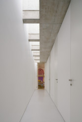 Chodbu osvětlují světlíky. (Rodinný dům v Záhorských sadech, ČECHVALA ARCHITECTS)