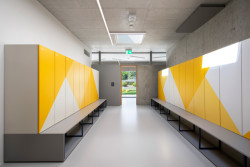 Správně navržené a realizované interiéry vzdělávacích institucí jsou klíčem ke zdravému prostředí, které přímo ovlivňuje celkovou kvalitu vzdělávacího procesu a má významný dopad na duševní a fyzické zdraví studentů a zaměstnanců školy.