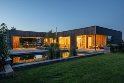 Večerní pohled na dům (Rodinný dům u Rozkoše, MOLO architekti)