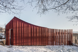 "Zároveň jsme chtěli vytvořit dvorek se soukromím, kam by člověku všichni nekoukali," říká Tomáš Hanus. A tak na chatu navázal plot s podobnou strukturou, jakou má fasáda.