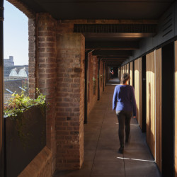 Projekt Crusader Works: Přádelny v centru Manchesteru přestavěné na bydlení, studio shedkm