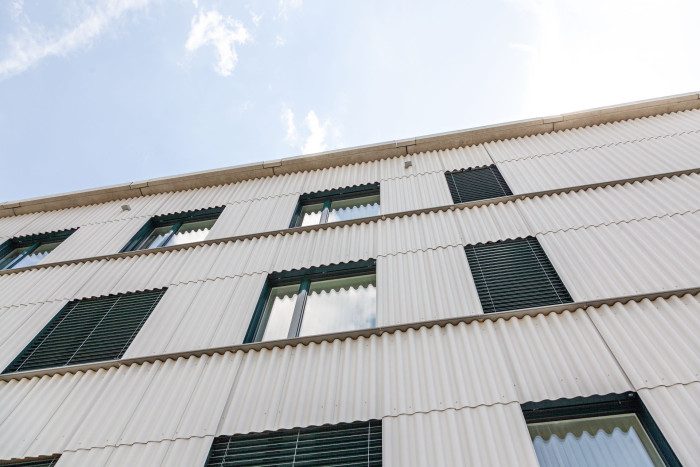 Vlnitá střešní krytina Swisspearl na  rezidenčním a pečovatelském centru Tertianum Rosenau v Bazenheidu