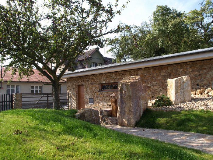 Dům v sadu, Radek Hadrbolec.