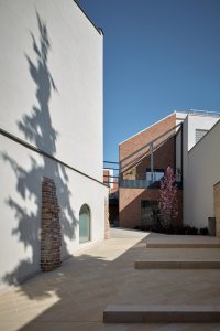 Vítěz kategorie Bytové domy slovenských cen CEZAAR 2018, ateliér Vallo Sadovsky Architects, renovace a dostavba měšťanských domů v Trnavě. Foto: BoysPlayNice