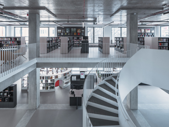 Městská knihovna v Praze na Petřinách, studio MONOM: Na spodním a horním patře je umístěno celkem 9000 svazků.