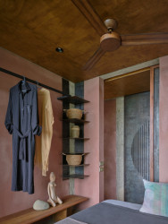 Ložnice se dveřmi z kortenové oceli ((Studio House na Kostarice, Formafatal))