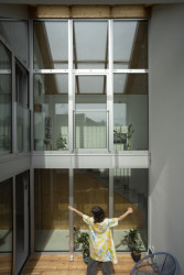 Prosklené atrium slouží jako relax zóna. (Úzký patrový dům v Žilině, architektonické studio treea - architekt Peter Kasman.)