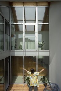 Prosklené atrium slouží jako relax zóna. (Úzký patrový dům v Žilině, architektonické studio treea - architekt Peter Kasman.)