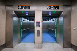 Zrekonstruovaná stanice metra Jiřího z Poděbrad je nově přístupná i osobám s omezenou schopností pohybu a orientace. 