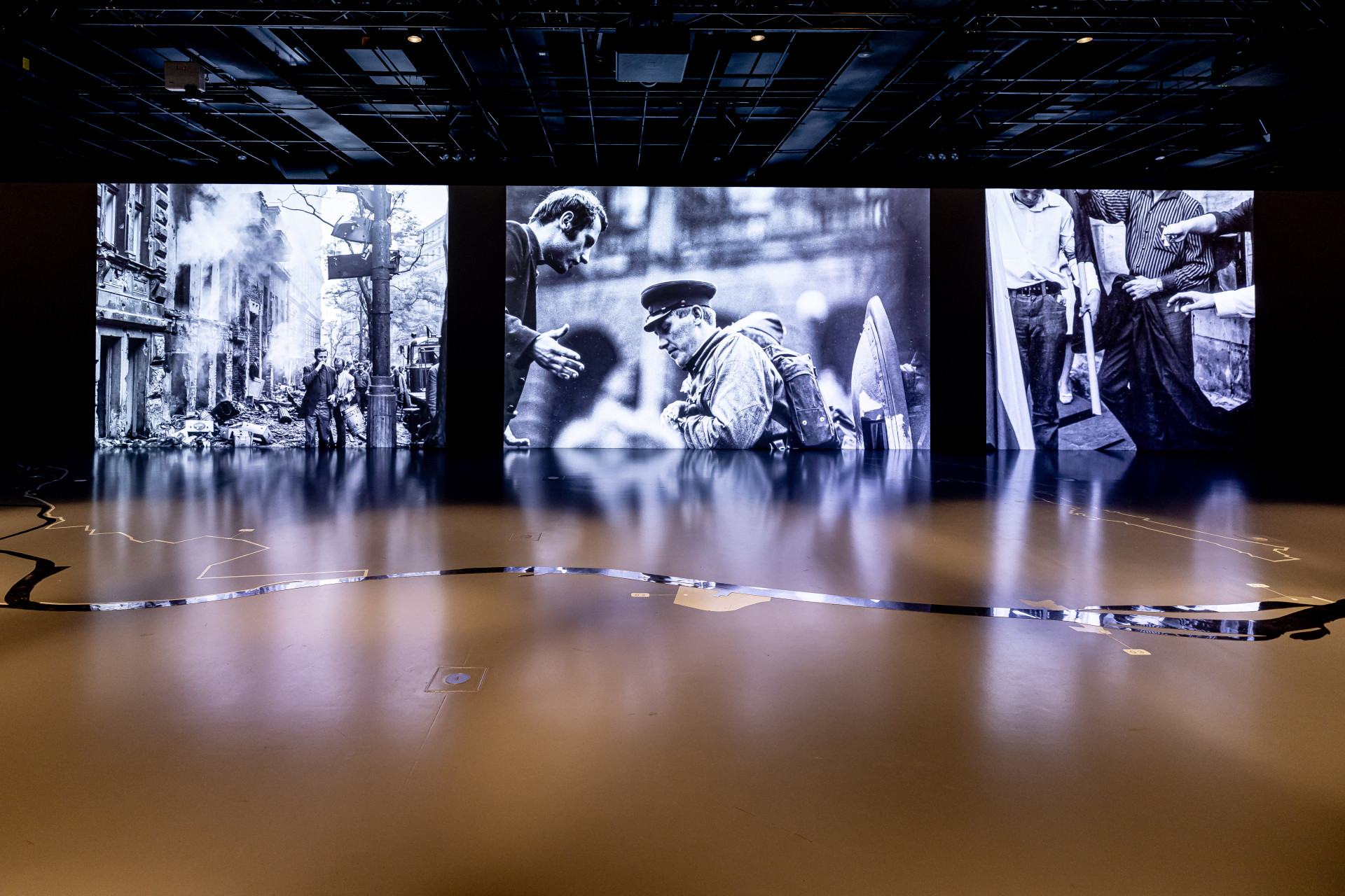 Od 17. do 19. listopadu bude v CAMPu k vidění unikátní projekce s názvem Přidušené město 68-89, která představí zapomenuté snímky Karla Bucháčka a Miroslava Hlaváčka