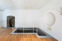 Obnovený ochlazovací bazének. (Sluneční lázně v Luhačovicích, TRANSAT architekti)