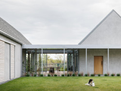 Důležitým místem je krytá terasa. (Dům u vinohradu, ARCHITEKTI mikulaj & mikulajová )