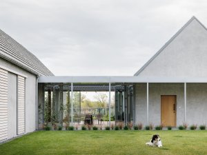 Důležitým místem je krytá terasa. (Dům u vinohradu, ARCHITEKTI mikulaj & mikulajová )