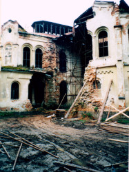 Stav jízdárny z roku 1996, podepřena lešením, ale bez jakýchkoli dalších zásahů