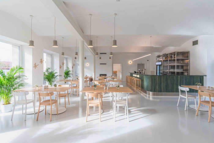 Interiér restaurace Blatenský dvůr u Pardubic prošel rekonstrukcí podle architekta Dominika Cvrčka. (Interiér restaurace Blatenský dvůr, Dominik Cvrček)