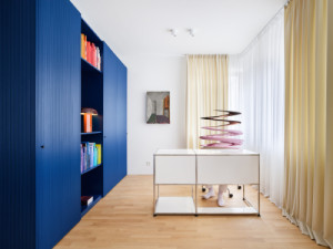 Box v přízemí v sobě důmyslně spojuje hygienické zázemí, úložný prostor a malý bar. (Mezonet na Břevnově; esté architekti)