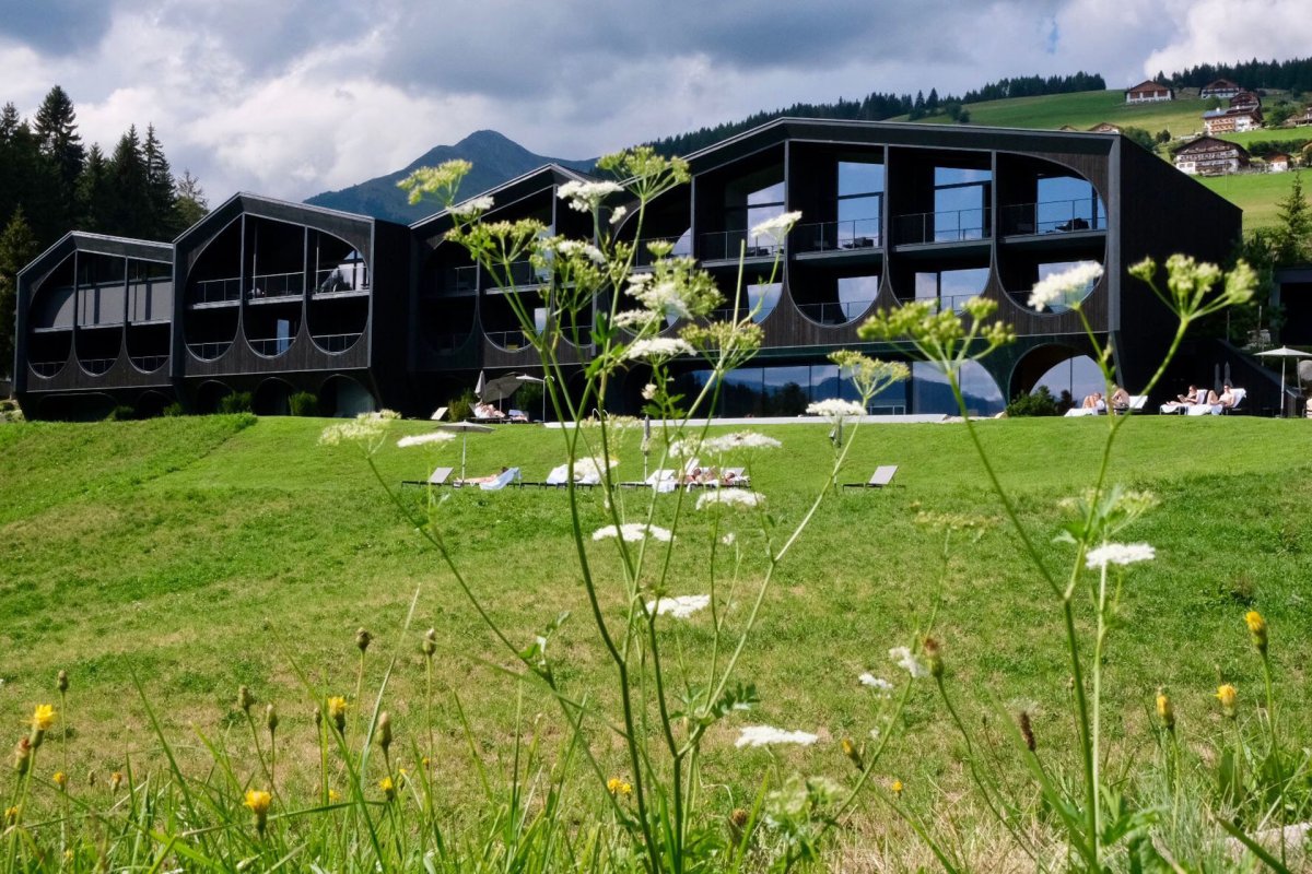 Milla Montis je jednou z nejhezčích realizací architekta Petra Pichlera. Stojí nedaleko Bolzana, v malé vsi Meranzen, kterou charakterizuje kopcovitá krajina a tradiční podoba zemědělských usedlostí.