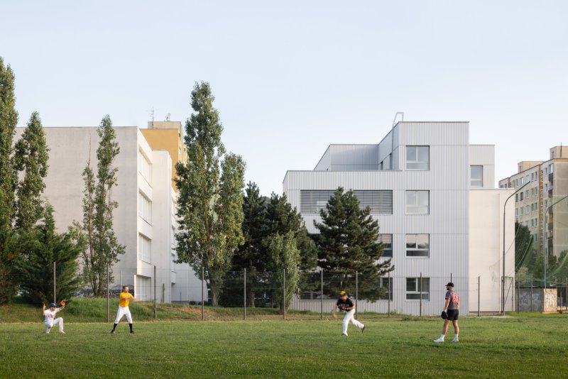 Přístavba a nástavba k základní škole v Devínské Nové Vsi je letošní nejlepší občanskou stavbou na Slovensku. Architektům se tak podařilo vyřešit nedostatek kapacity objektu. (ZŠ v Devínské Nové Vsi, Martin Hudec, Katarína Bergerová)