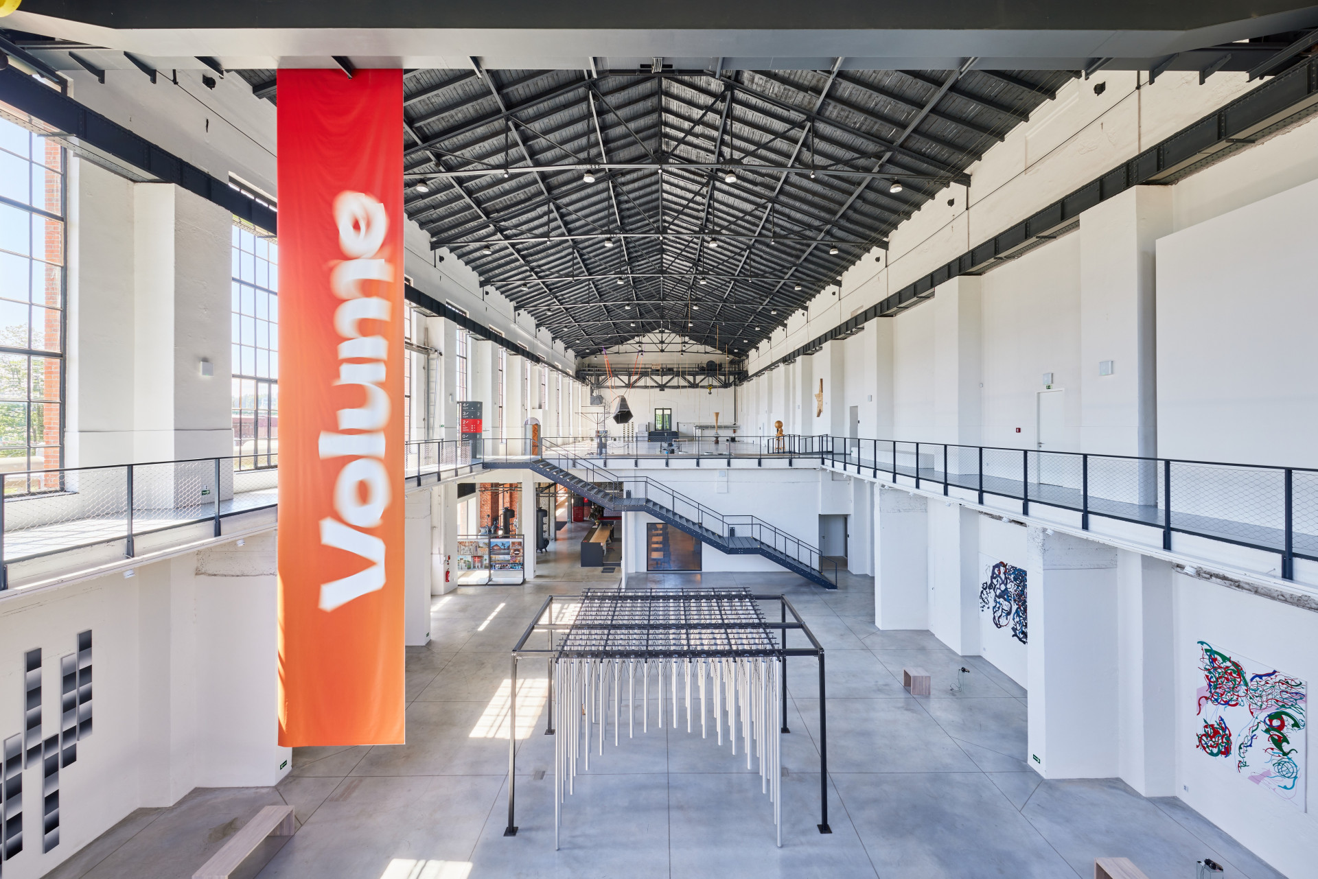 Objekt slouží jako galerie a je tu kolem 4 000 m² výstavních ploch. „Architektonické řešení klade důraz na funkčnost provozu a výtvarnou střídmost,“ píše architekt Ježek.