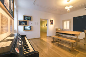 Součástí expozice je místnost věnovaná hudebnímu vzdělávání a každodennímu životu. (Autentická rekonstrukce barokního domu; Wright & Wright)