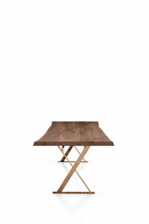 Konsepti vybralo inspirativní kolekce z milánského veletrhu Salone del Mobile. (na obrázku speciální edice ikonického stolu Pathos 50 od značky Maxalto)