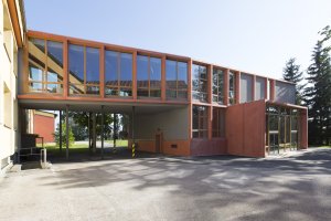Přístavba školy ve Studenci, CHRAMA: Nová přístavba je k původní hmotě „nalepena“ kolmo ze západní strany, čímž vyváří tvar písmena F