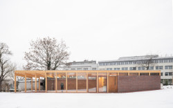 Součástí projektu byl taky zahradní dům. Architektonicky navazuje na vilu a novou přístavbu. (Rekonstrukce a přístavba k vile v Praze-Vinohradech, PAPUNDEKL ARCHITEKTI)