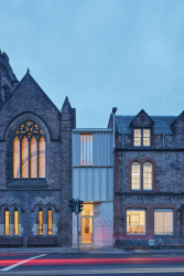 Greyfriars Charteris Center v Edinburghu od studia Konishi Gaffney Architects